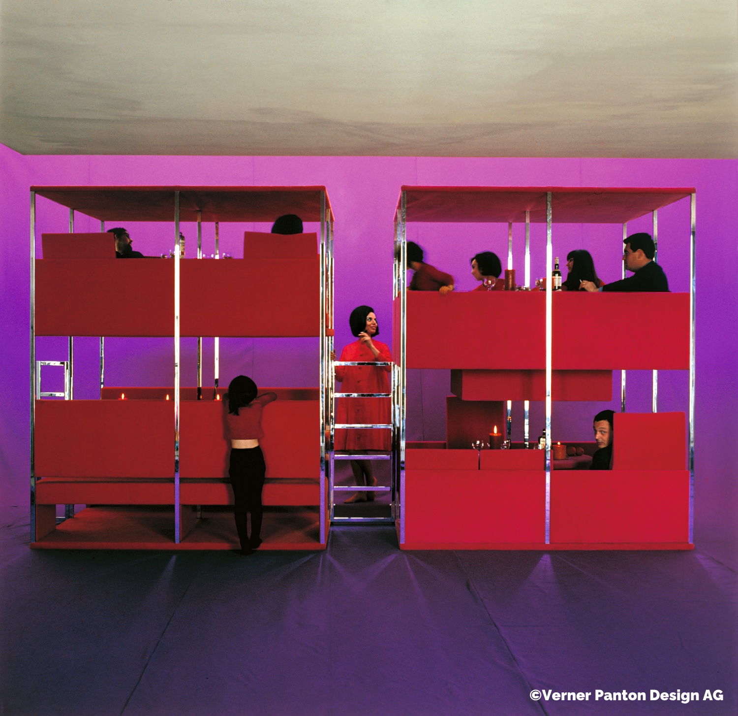 Multifunctional Living Unit, der med sit eksperimenterende design danner ramme for socialt samvær. Her fotograferet med Marianne Panton (i midten), 1966