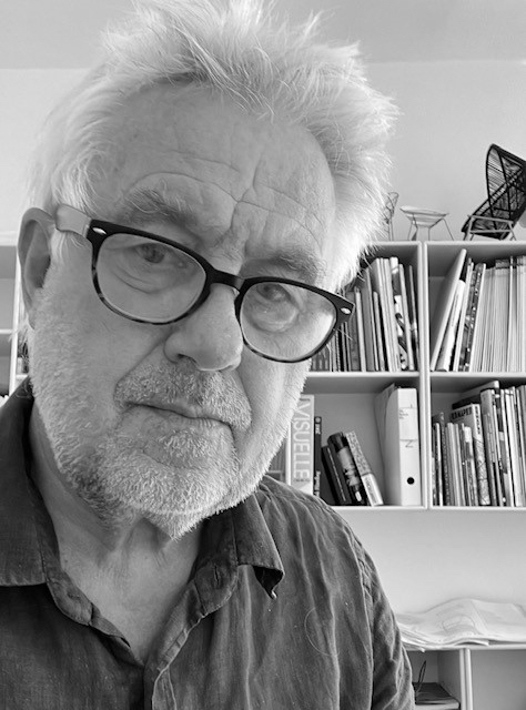 Portræt: Johannes Foersom har arbejdet som designer og møbelarkitekt i 40 år – de fleste af dem sammen med partner Peter Hiort-Lorenzen fra deres Tegnestue i Nyhavn. Foto: PR 