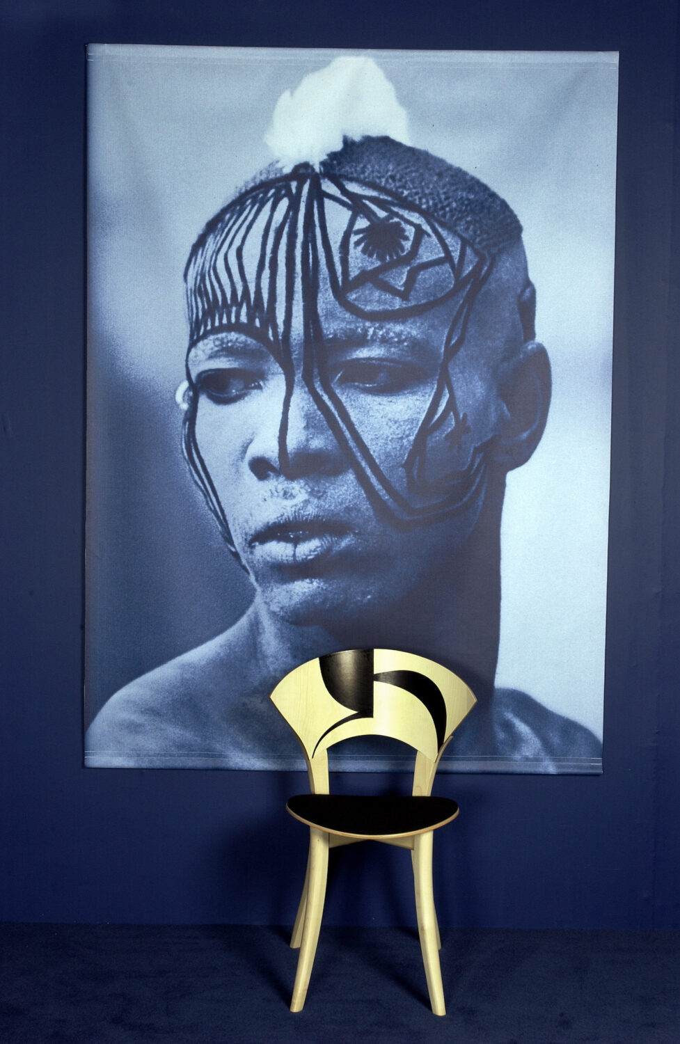 Dekoration på Kau-stolen (2003) er inspireret af det afrikanske Kau-folk
