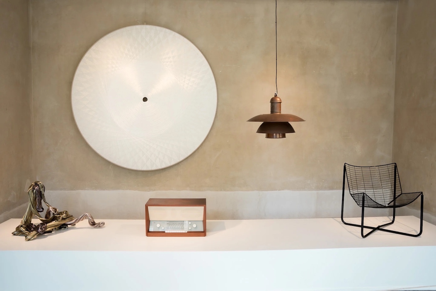 Værkerne Point of View (Maria Bang Espersen, 2023), Sun Disc (Cecilie Bendixen, 2025) og JÄRPEN (Niels Gammelgaard, 1983) er nogle af Designmuseum Danmarks nyeste erhvervelser. Foto: Designmuseum Danmark.