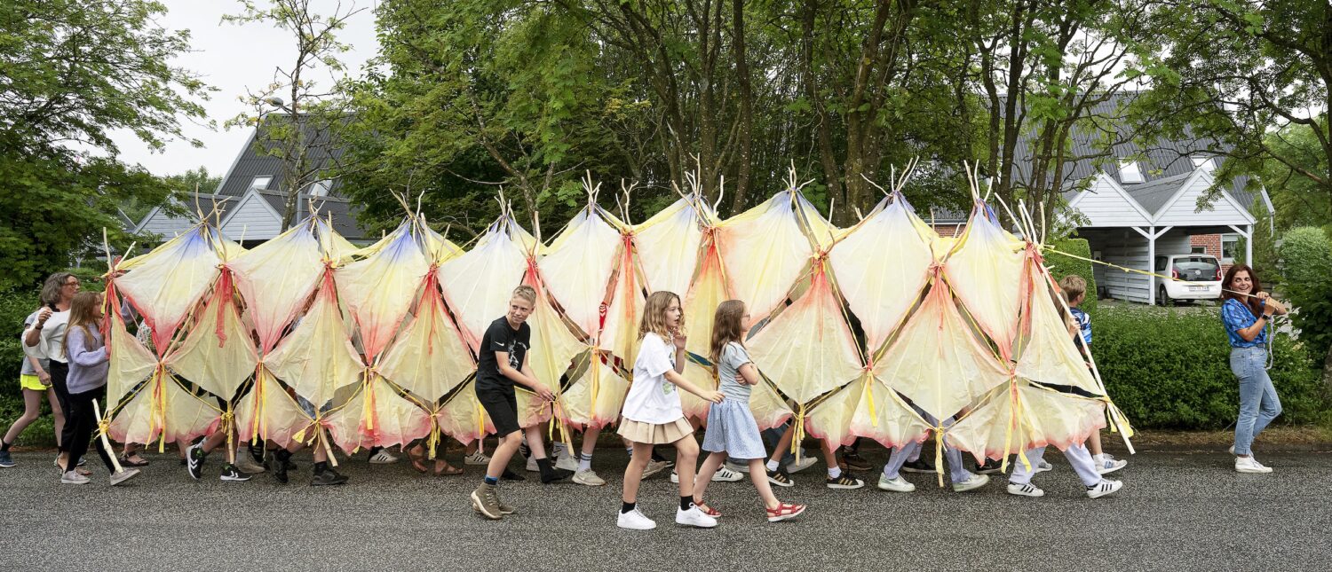 Tusindbenteltet på tur. Telt til ture i Østerådalen. Kærby skole. Aalborg. Bendixen & Baruël (Cecilie Bendixen og Laura Baruël) for Statens Kunstfond. 2023. Afbarkede bøgegrene og bivokset bomuld. Udviklet i samarbejde med elever fra 5. a og b på Kærbyskolen, Aalborg. 2022. Fotograf: Laura Baruël