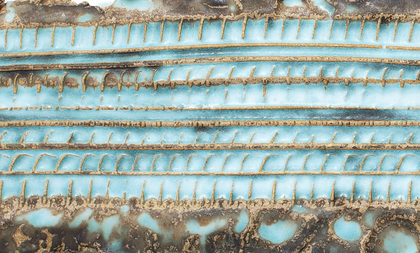 Bente Skjøttgaard. Frieze P7 no 1217, stentøj og glasur. 173 x 38 x 6 cm Foto: Jeppe Gudmundsen-Holmgreen.