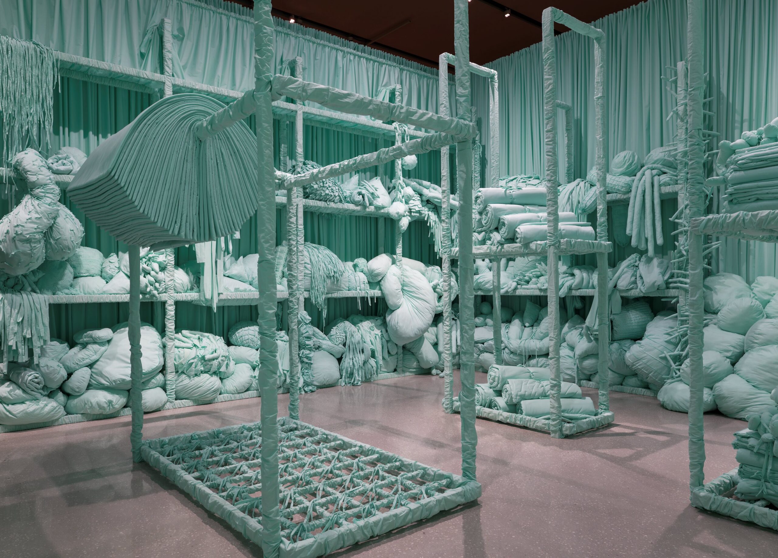 John K. Raustein,Tilrettelagte sannheter (den nye verden)» (2022) Foto: Kunstdok / Tor S. Ulstein / Nitja senter for samtidskunst.