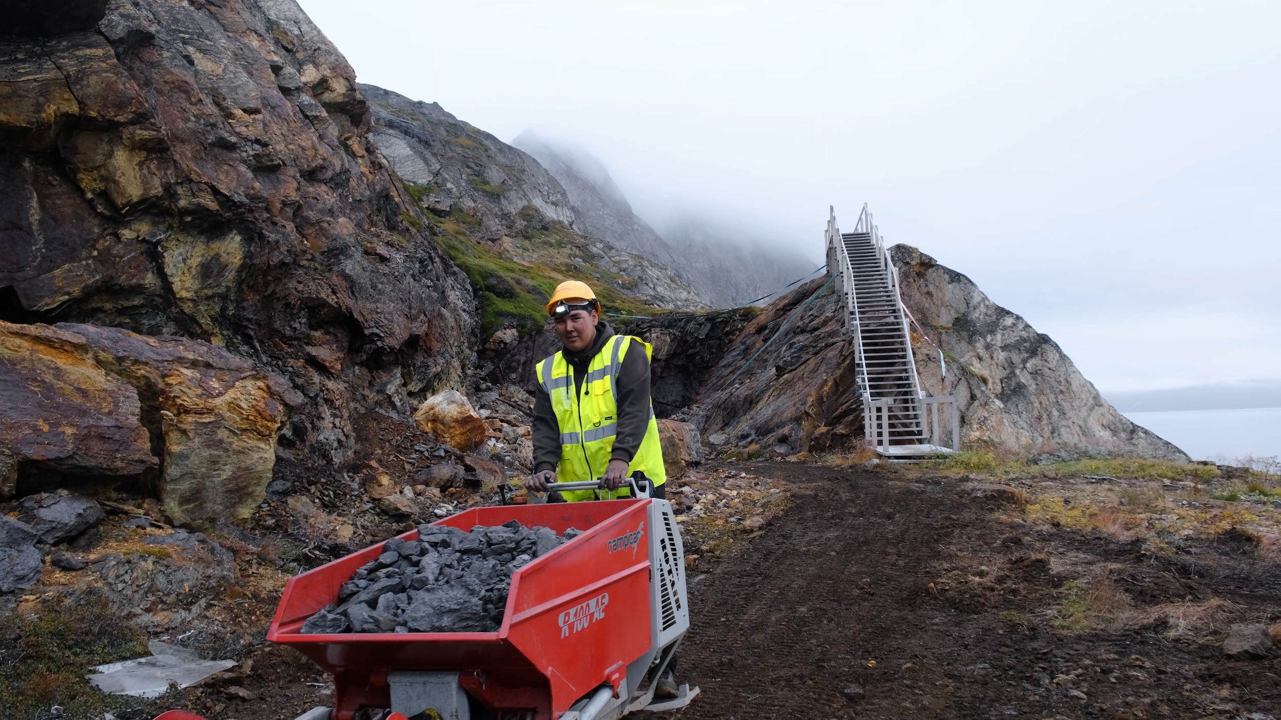 Gudrun Havsteen-Mikkelsen. “If in a hole, keep digging”. Totalinstallation. 2025. Foto: Gudrun Havsteen-Mikkelsen.