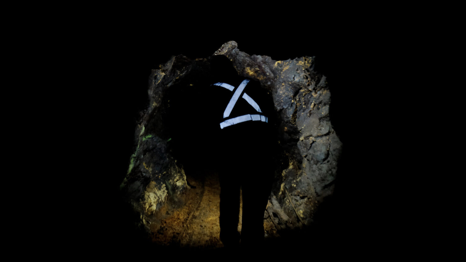 Gudrun Havsteen-Mikkelsen. “If in a hole, keep digging”. Totalinstallation. 2025. Foto: Gudrun Havsteen-Mikkelsen.