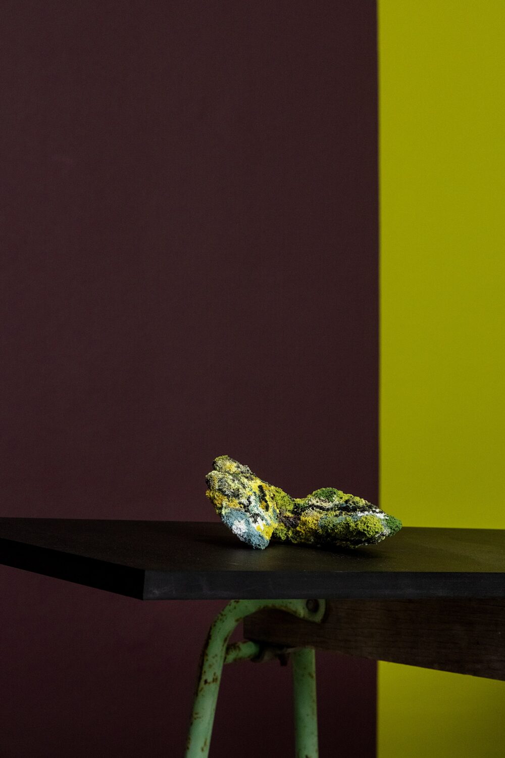 Forrest: "As The White Grass Grows #23", broche. Materialer: silikone, balsatræ, tekstilrester, pigment, magnet. Foto: Jeanette Philipsen.