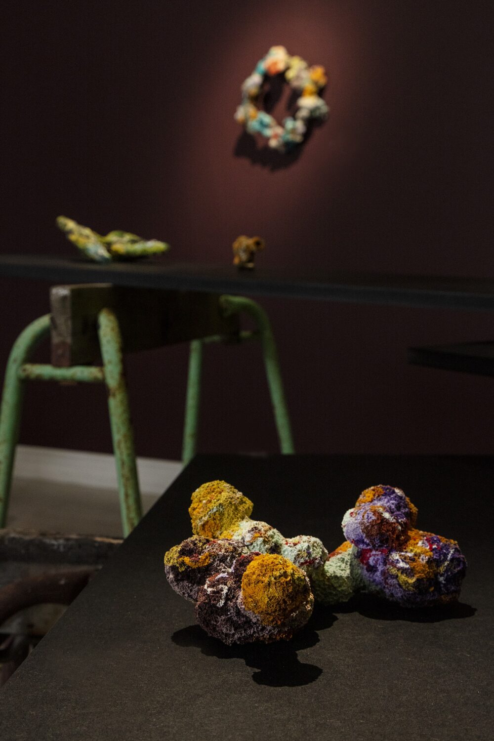 I forgrunden: "They Waited Until Everything Was Gone", broche. Materialer: silikone, pigment, magnet. Foto: Jeanette Philipsen