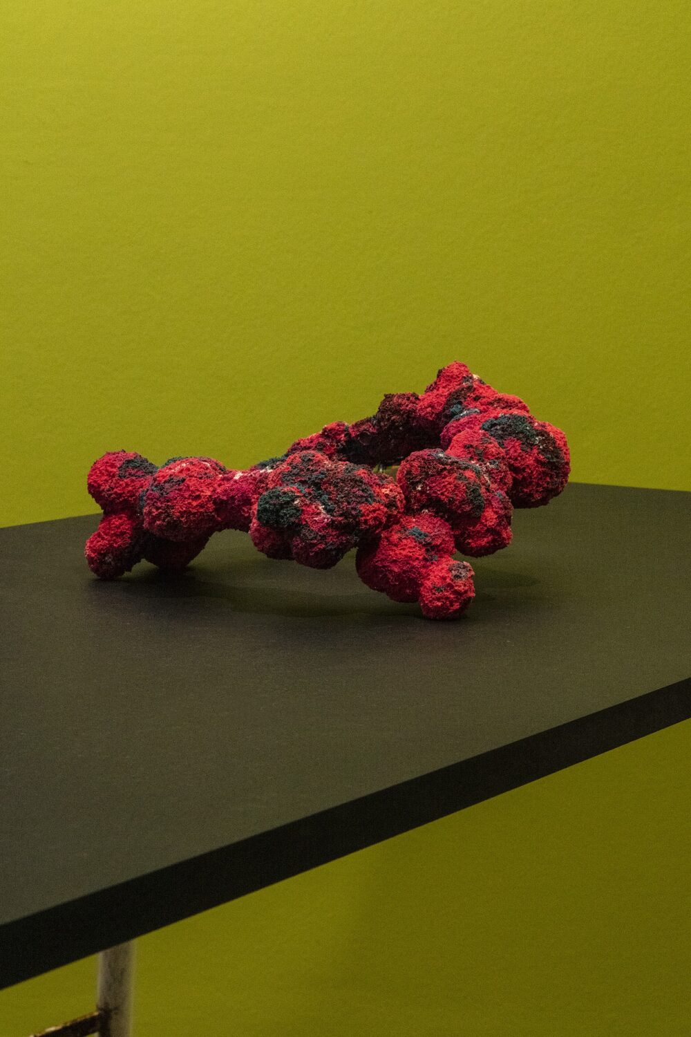 "Darkness Fell and We Continued", halssmykke. Materialer: silikone, pigment, magnet. Foto: Jeanette Philipsen.